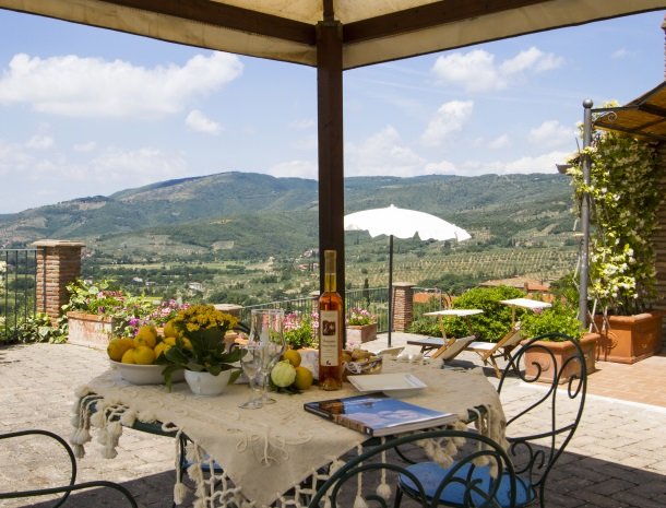 agriturismo santo stefano-castiglion-fiorentino-terrasuitzicht.jpg