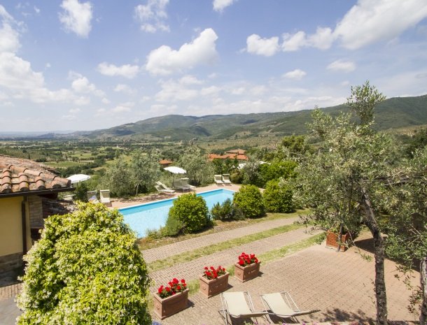 agriturismo santo stefano-castiglion-fiorentino-uitzichtzwembad.jpg