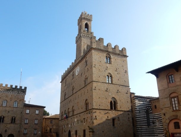 volterra-piazza dei priori.jpg