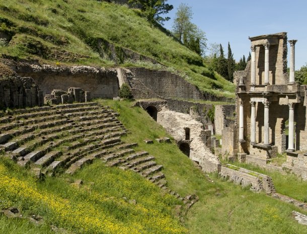 volterra anfiteatro.jpg