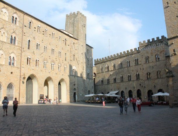 volterra-piazza dei priori-2.jpg