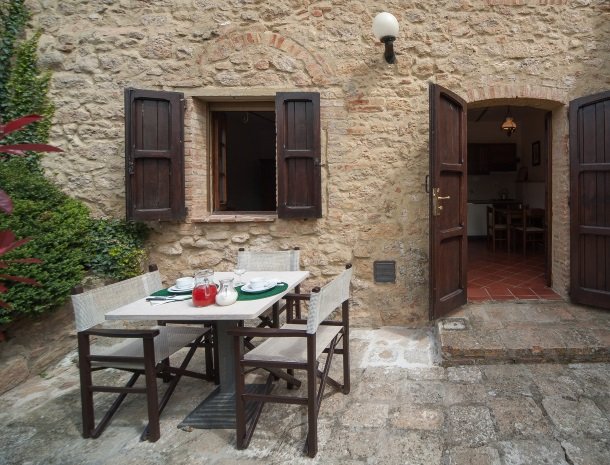 podere-san-lorenzo-volterra-tafel-buiten.jpg