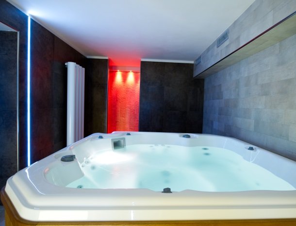palazzo dei marcanti-jacuzzi.jpg