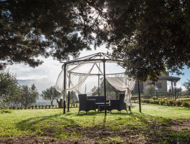 villa-otium-volterra-tuin-zitje.jpg