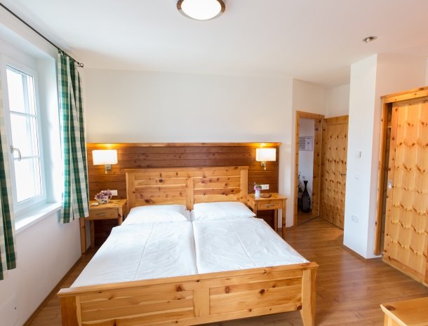 zirbenland-steiermark-appartement-slaapkamer.jpg