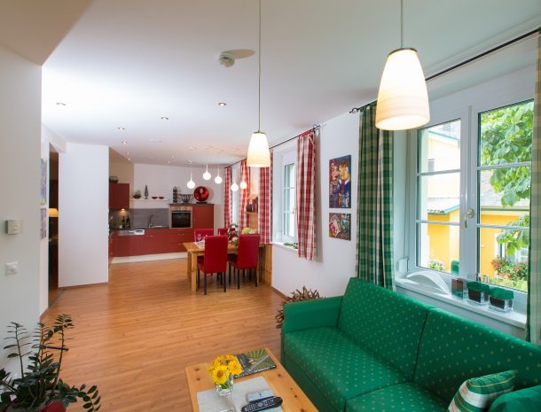 zirbenland-steiermark-appartementen-zithoek-keuken.jpg