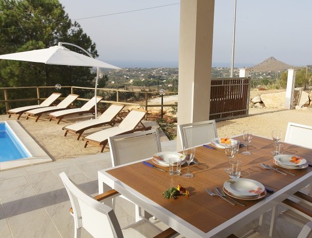 villa-daniela-sicilie-terras-eten.jpg