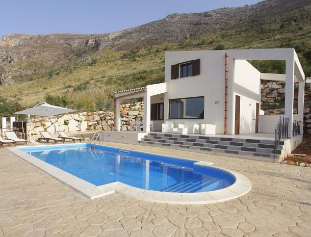 villa-daniela-sicilie-zwembad-villa-zonsondergang.jpg