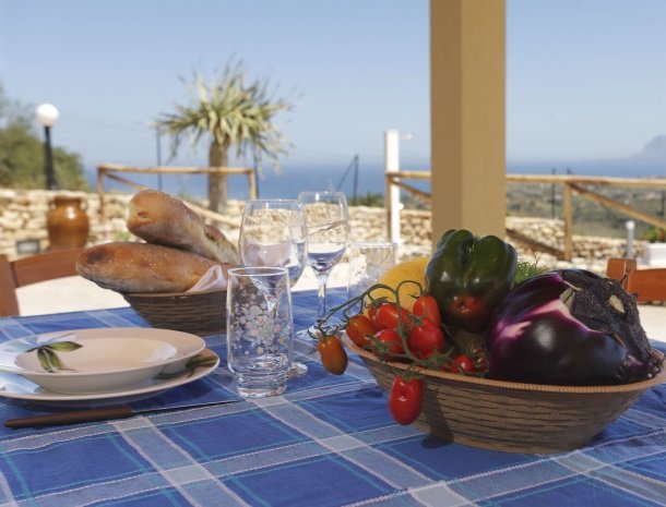 villadellamerla-sicilie-terras-eten.jpg