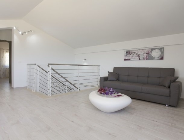 villadellamerla-sicilie-bank-woonkamer.jpg