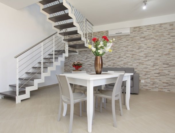 villadellamerla-sicilie-eethoek-trap.jpg