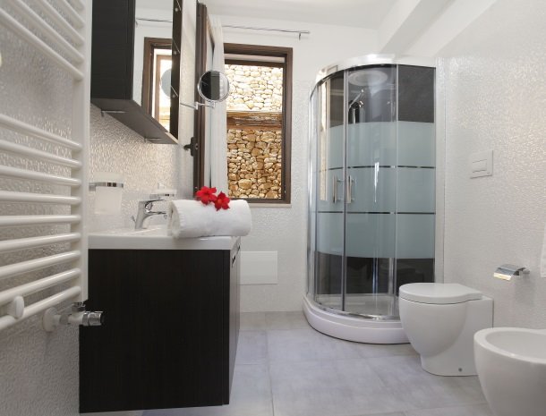 villadellamerla-sicilie-badkamer-douche.jpg