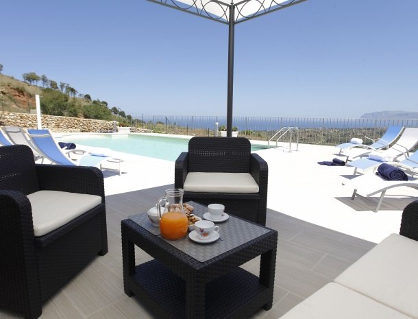 villadellamerla-sicilie-loungeset.jpg
