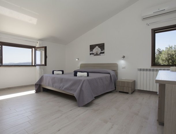 villadellamerla-sicilie-slaapkamer-boven.jpg