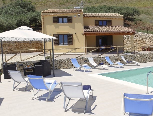 villadellamerla-sicilie-terras-zwembad.jpg