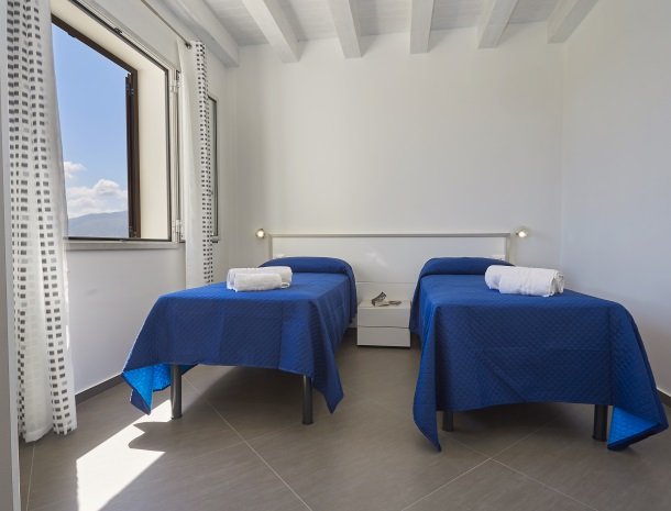 villa-poiana-castellammare-slaapkamer-2-bedden.jpg