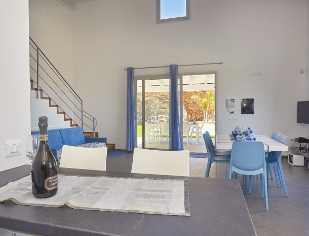 villa-poiana-castellammare-overzicht-woonkamer.jpg
