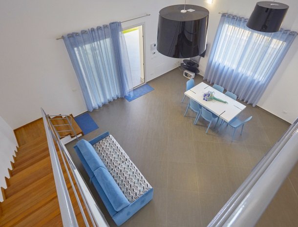 villa-poiana-castellammare-woonkamer-vanaf-boven.jpg