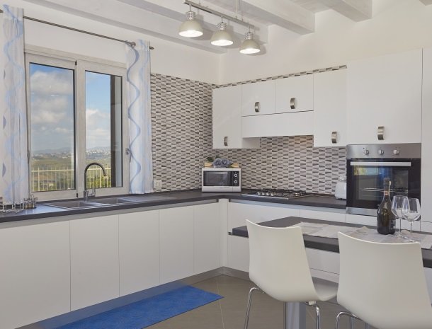 villa-poiana-castellammare-keuken-raam.jpg