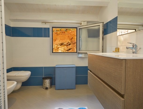 villa-poiana-castellammare-badkamer-wastafel.jpg