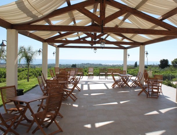 agriturismo-cavagrande-avola-overdektterras.jpg