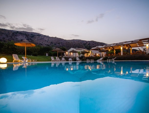 agriturismo-cavagrande-avola-avond-zwembad.jpg