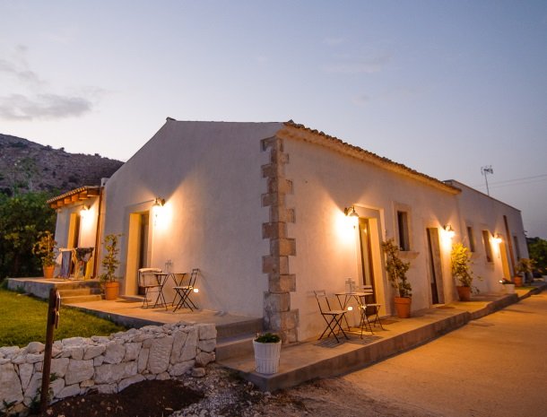 agriturismo-cavagrande-avola-terrasjes-avond.jpg