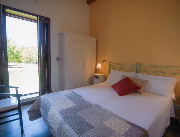 agriturismo-cavagrande-avola-kamer-bed.jpg