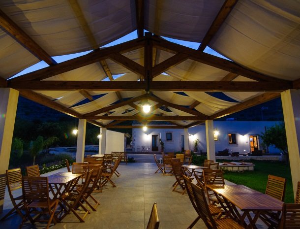 agriturismo-cavagrande-avola-terras-avond.jpg