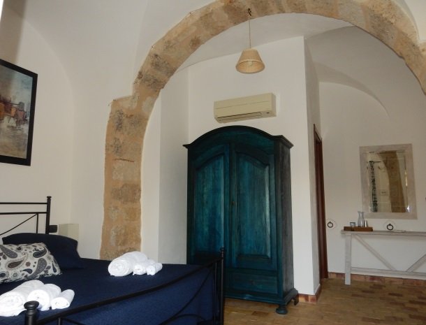 agriturismo-baglio-san-nicola-slaapkamer-blauw.jpg