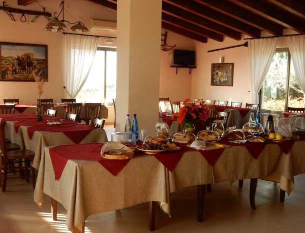 agriturismo-baglio-san-nicola-ontbijtbuffet.jpg