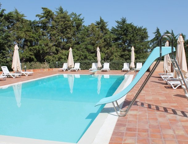 agriturismo-parco-nonna-betty-zwembad-glijbaan.jpg
