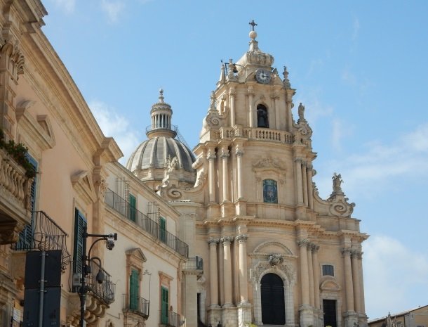 giardino-sul-duomo-ragusa-duomo-voorkant.jpg