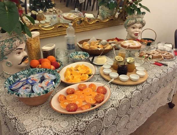 b&b i santi coronati siracusa ontbijtbuffet.jpg