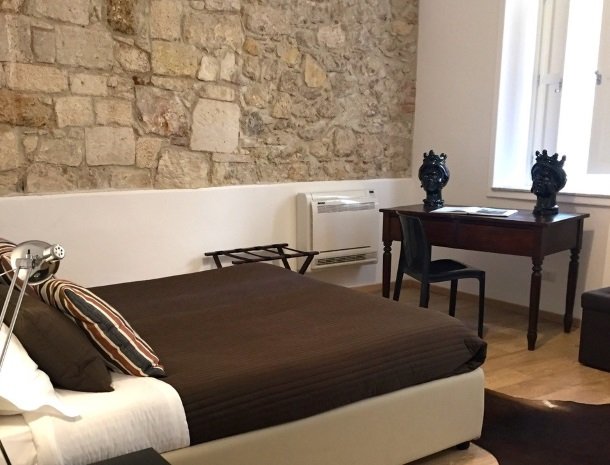 b&b i santi coronati siracusa slaapkamer sfeervol.jpg