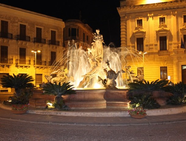 siracusa piazza archimede avond.jpg