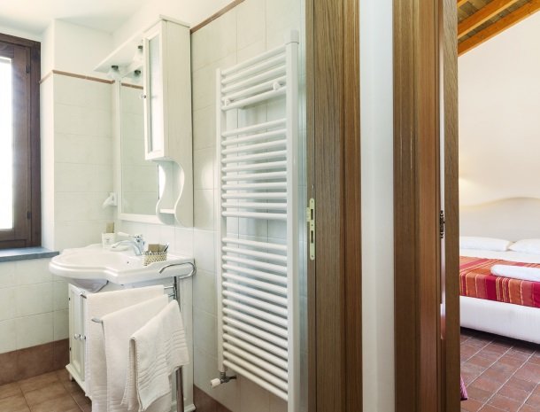 tenuta scilio linguaglossa etna bad en slaapkamer.jpg