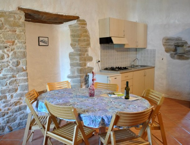 agriturismo alla vecchia quercia-pergola-appartement-tafel-keuken.jpg