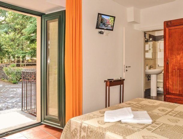 casale poggio del tiglio sicilie kamer felci deur.jpg