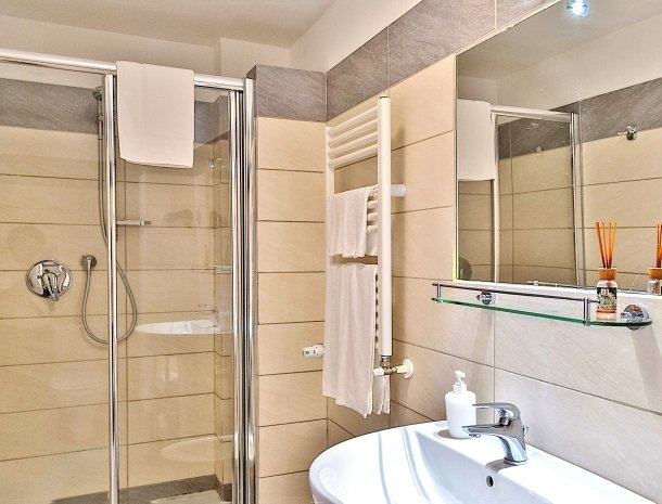 casale poggio del tiglio sicilie badkamer.jpg