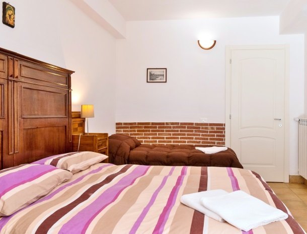 casale poggio del tiglio sicilie kamer cantina.jpg