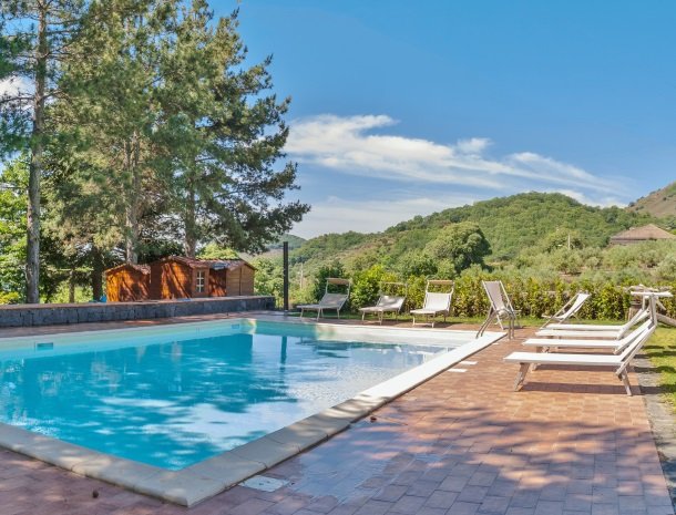 casale poggio del tiglio sicilie zwembad natuur.jpg