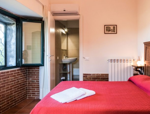 casale poggio del tiglio sicilie kamer met badkamer.jpg