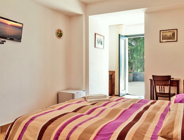 casale poggio del tiglio sicilie kamer cantina deur.jpg
