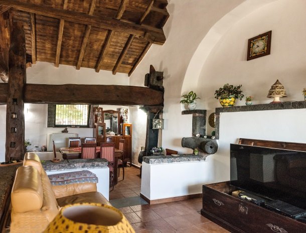 casale poggio del tiglio sicilie zithoek lobby.jpg