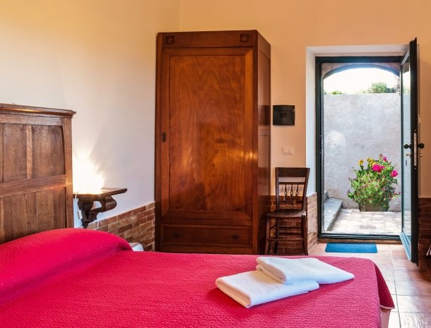 casale poggio del tiglio sicilie kamer uitgang.jpg