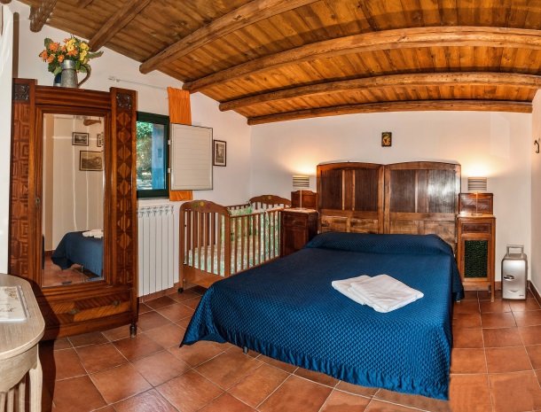 casale poggio del tiglio sicilie kamer kinderbed.jpg