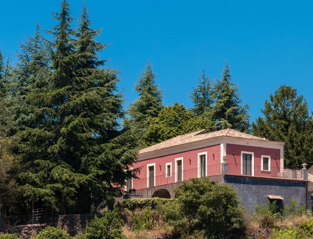 casale poggio del tiglio sicilie huis bomen.jpg