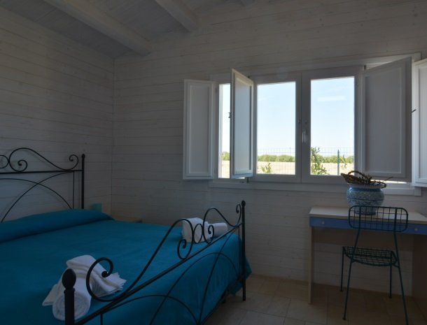 agriturismo le zagare di vendicari bungalow slaapkamer.jpg