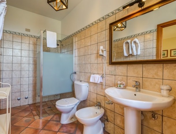 il borgo castiglione di sicilia badkamer.jpg